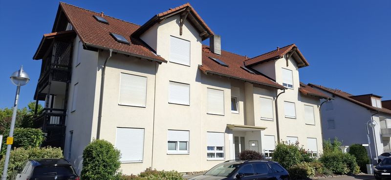 Sehr schön geschnittene, gepflegte 2 Zimmer Wohnung mit Balkon und Tiefgaragenstellplatz